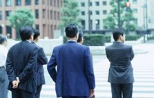 横断歩道をまつビジネスマン