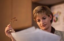 チェックする女性