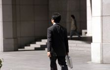 歩くビジネスマン