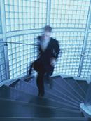 階段を上がる男性