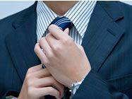 ネクタイをしめる男性